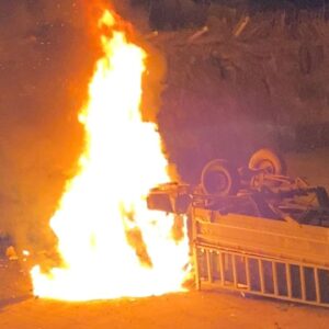 park halindeyken dereye yuvarlanip yandi 4uXSrjdt