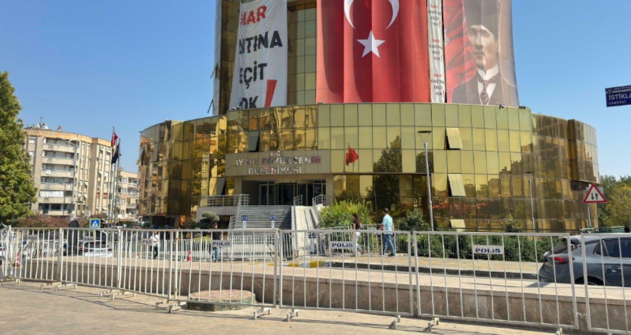 gerginlik sonrasi aydin buyuksehir belediyesinde bariyer onlemi SQLiBd9X