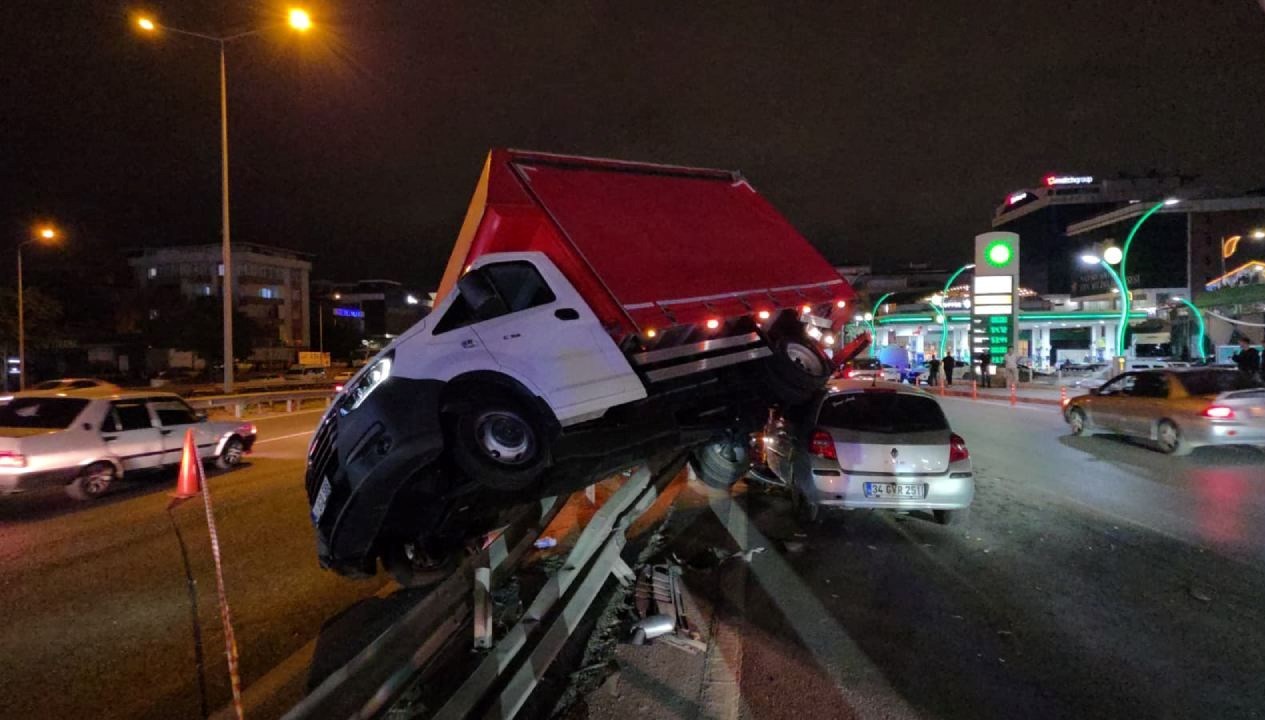 otomobille carpisan kamyonet bariyerlere cikti 3 yarali ilGlRArB