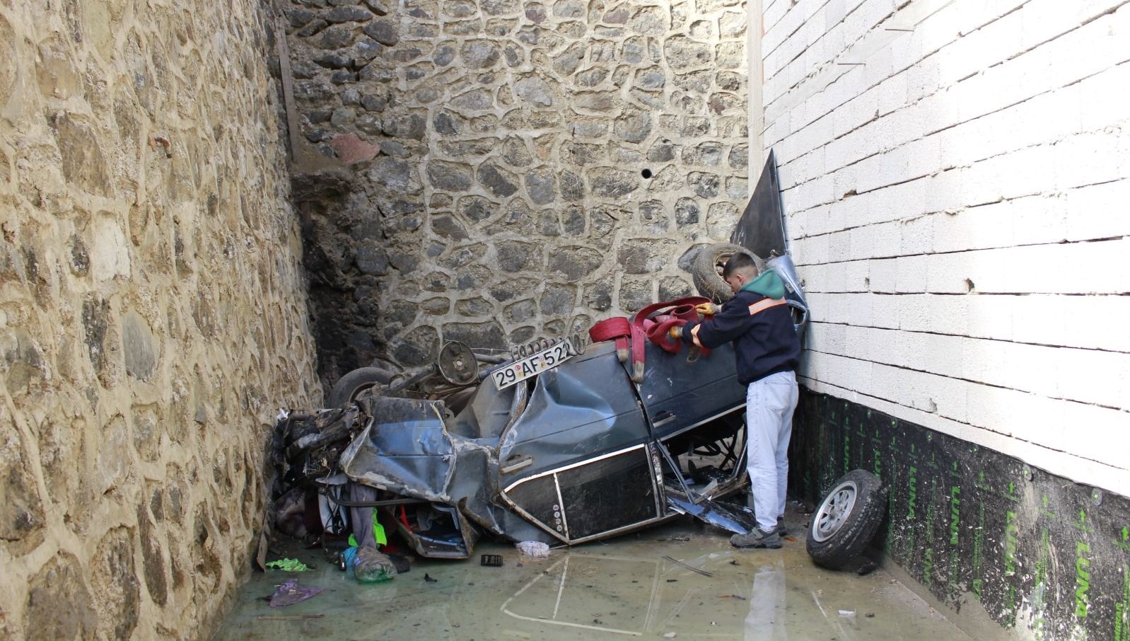 60 metrelik ucurumdan asagiya yuvarlandi ctv4Vzct.jpg