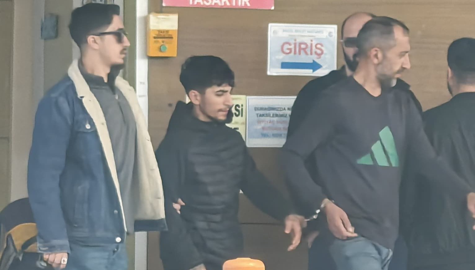 bursada uyusturucuoperasyonu 2 gozalti TY6w2mug.jpg