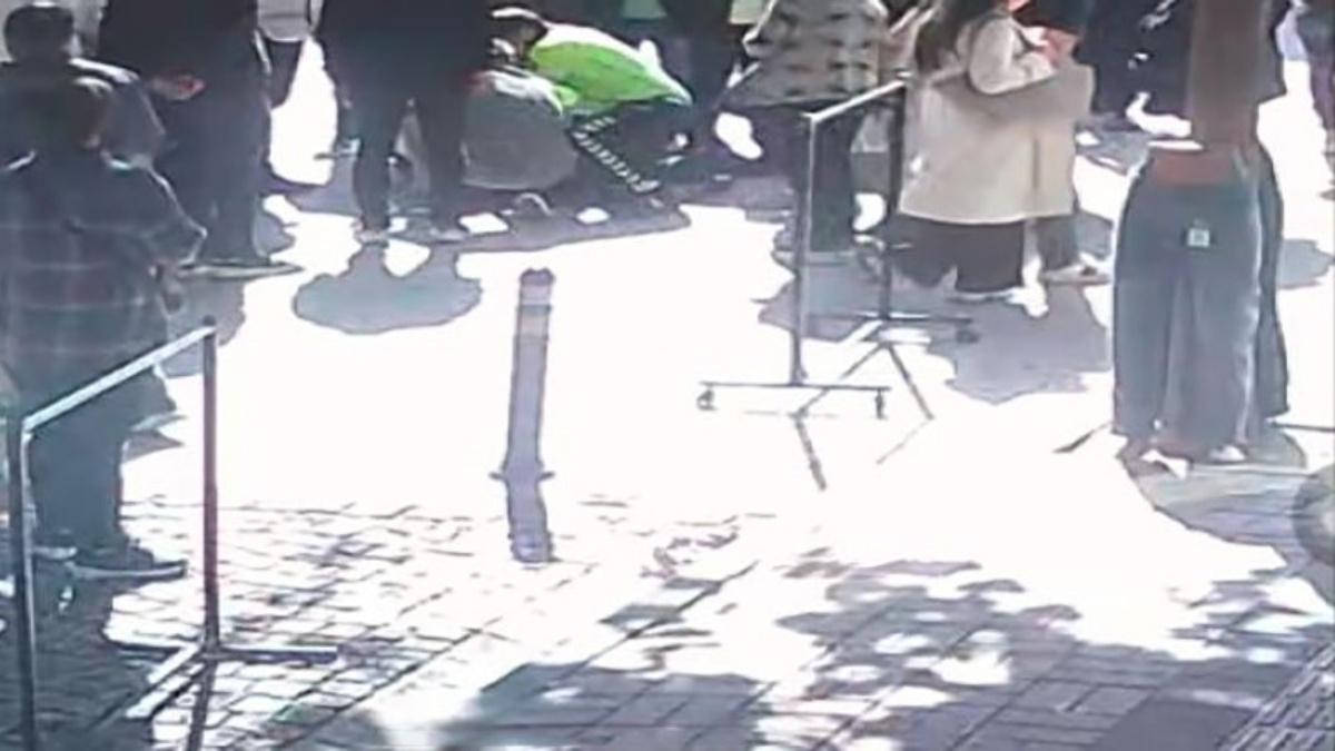 istanbulda yururken kalp krizi geciren yasli adami polis suni teneffus ile kurtardi WH3VnDw4.jpg