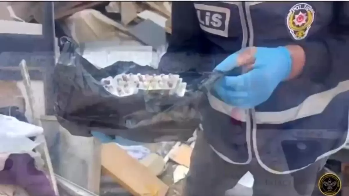 izmirde uyusturucu operasyonu 2 tabanca ve miktar para ele gecirildi MwbW8Yem.jpg