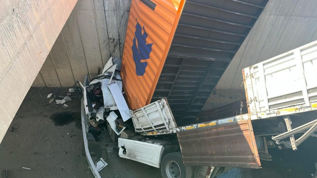 gaziantepte kamyonete carpan tir kopruden dustu 2 yarali Phyike2r.jpg
