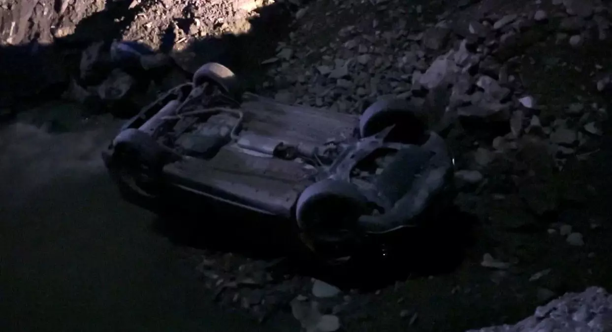 hakkaride kontrolden cikan otomobil dereye uctu 2 yarali ts94ICJQ.jpg