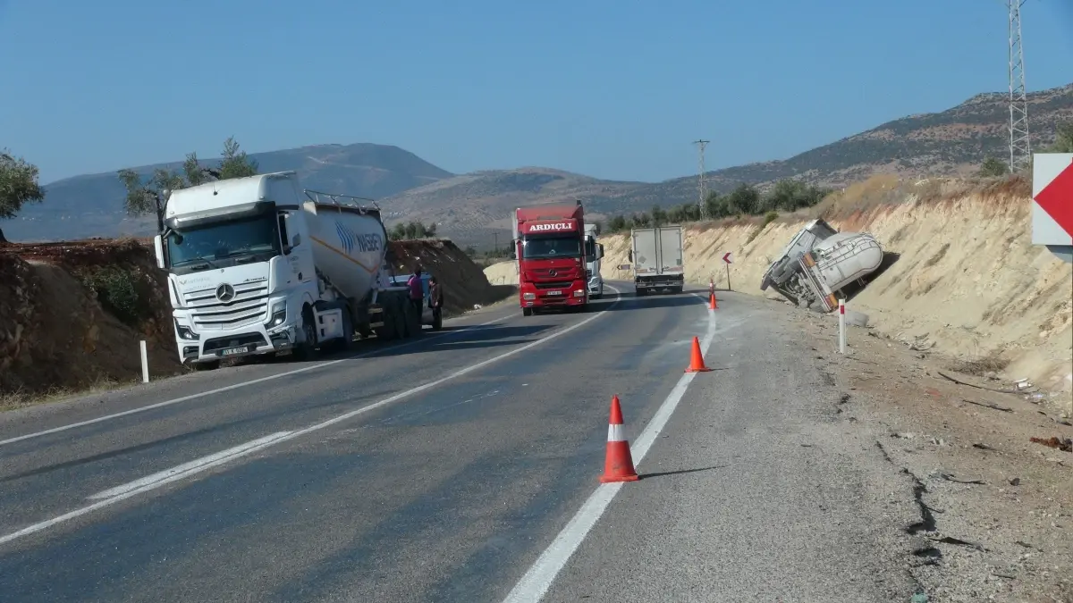 kiliste zincirleme kaza beton mikseri devrildi QOqlUy3a.jpg