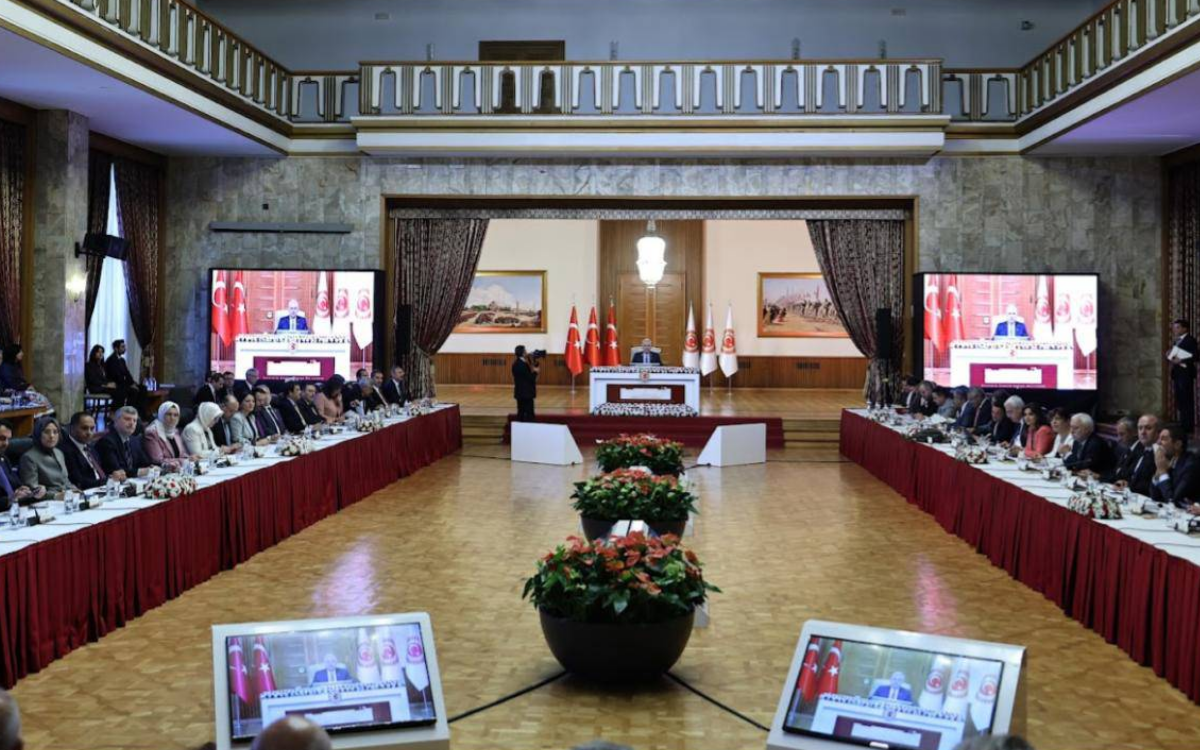 Çözüm komisyonu ortak raporu oyluyor: "Nihayet değil, başlangıç; yeni anayasa ihtiyacı açık"