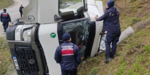 freni-bosalan-tir-virajda-devrildi-sofor-cam-kirilarak-cikarildi-UBmjfbsz