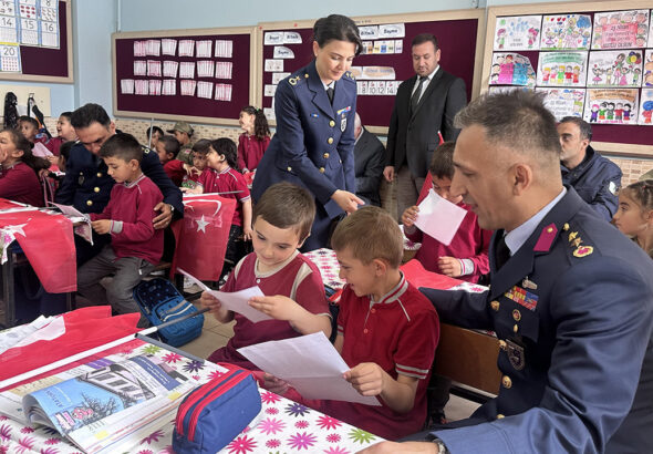ilk-mektuplarini-yazan-miniklere-mehmetcikten-yanit-rtiUUPNm