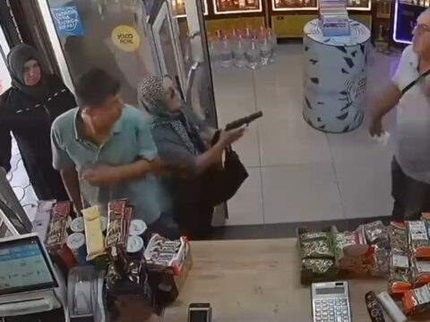 Boşanma aşamasındaki kocasını silahla vurmaya gitti! Tutukluk yapınca kabzasıyla kafasına vurdu