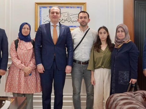 Erbakan, mülakat mağduru ve özel okul öğretmenleriyle görüştü